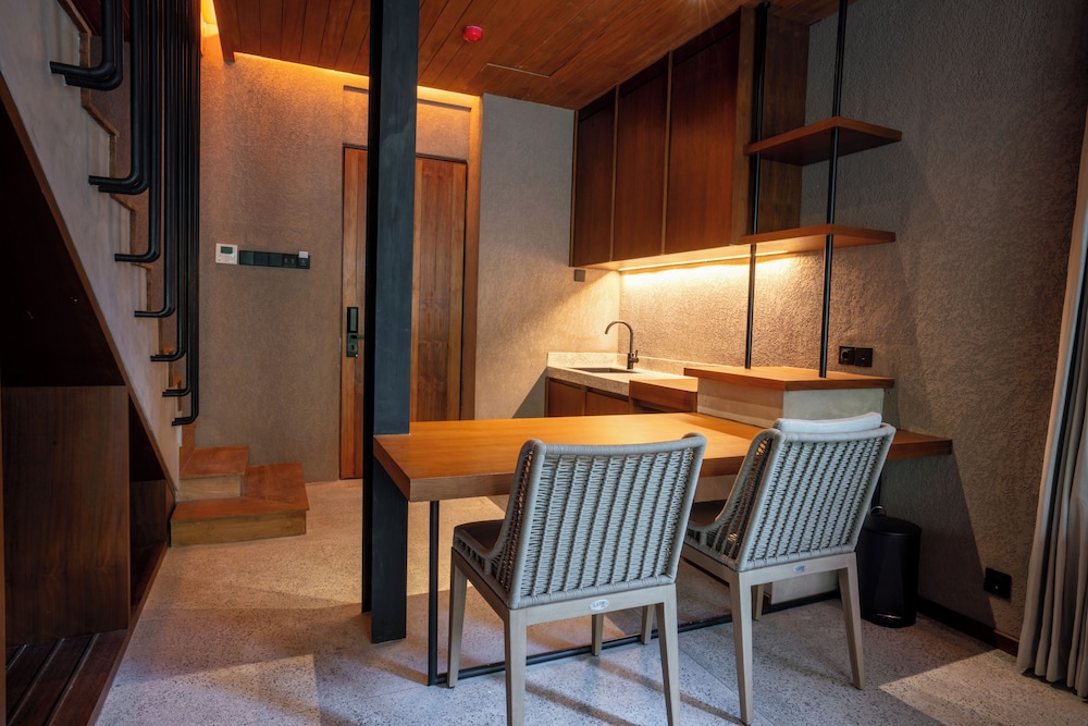 Executive Suite - Photo 9