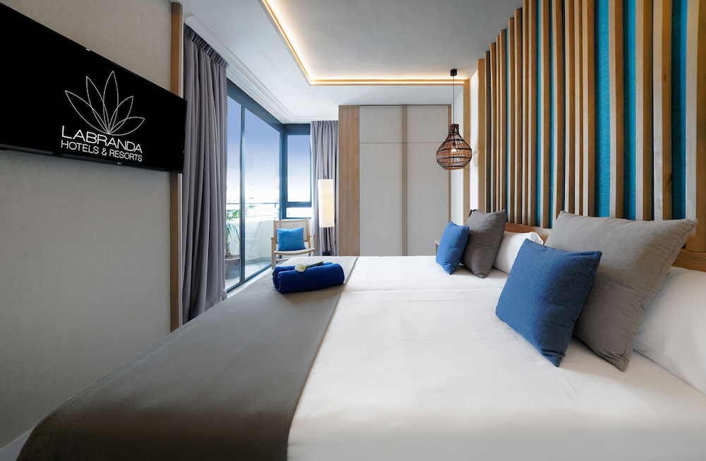 Family Room, Pool View (2 adults and 1 child, Family area)
