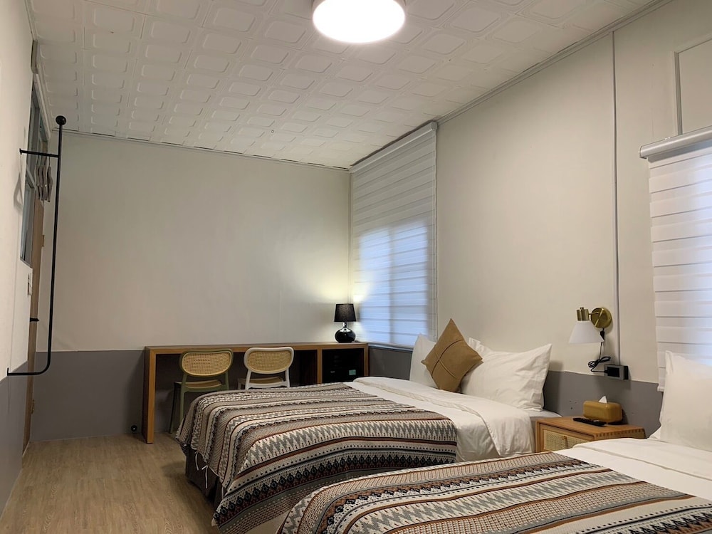 Deluxe Quadruple Room, Non Smoking, Private Bathroom - Photo 3