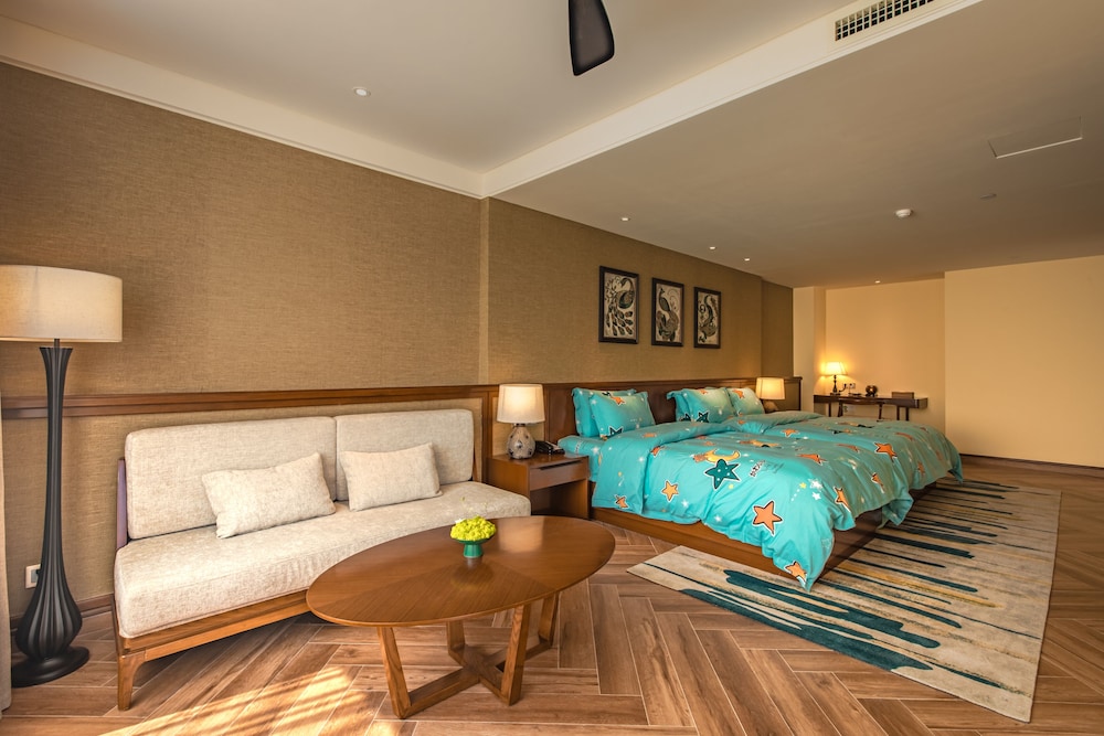 Family Suite, Multiple Beds, Non Smoking, Lake View photo 2