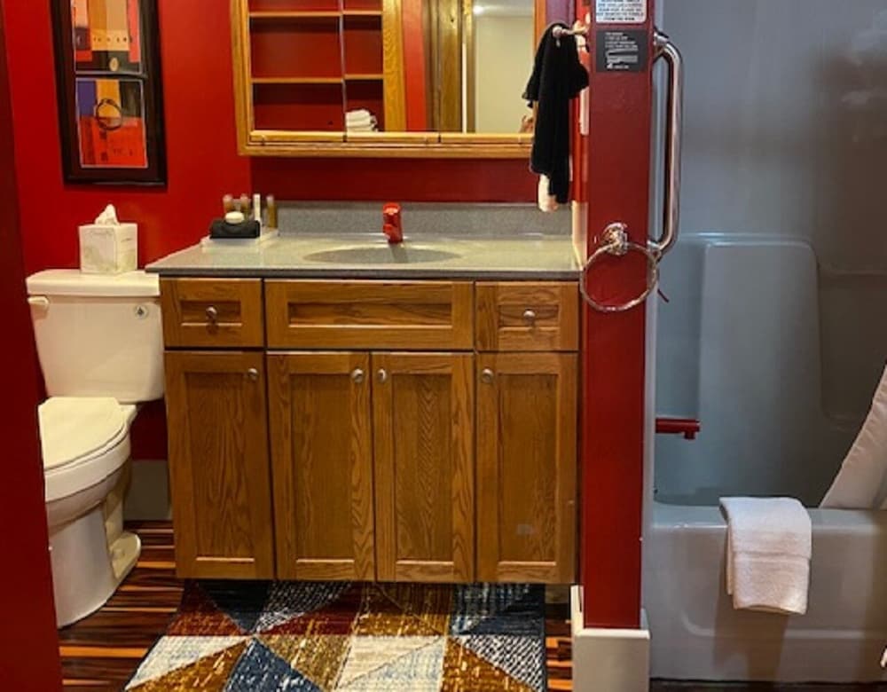 Superior Room, 1 King Bed, Refrigerator & Microwave photo 2