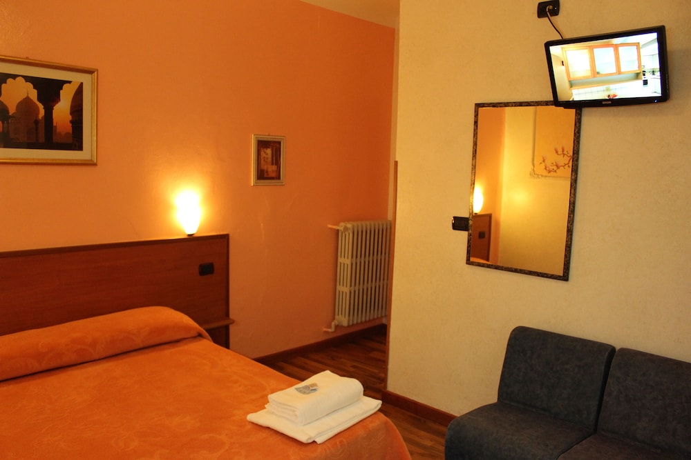 Standard Double or Twin Room, Shared Bathroom