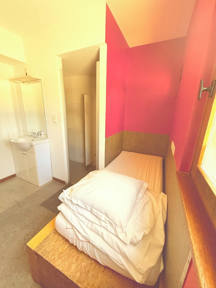 Single Room with Ensuite Shower - Shared Toilets photo 2