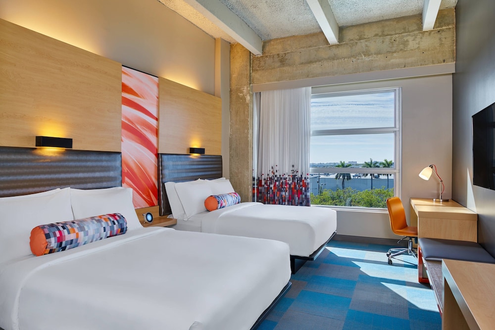 Room, 2 Queen Beds, Pool View photo 3