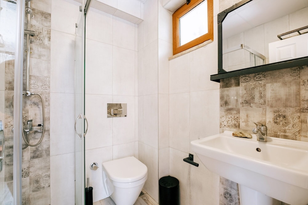 Basic Triple Room, Multiple Beds, Non Smoking, Garden View photo 2