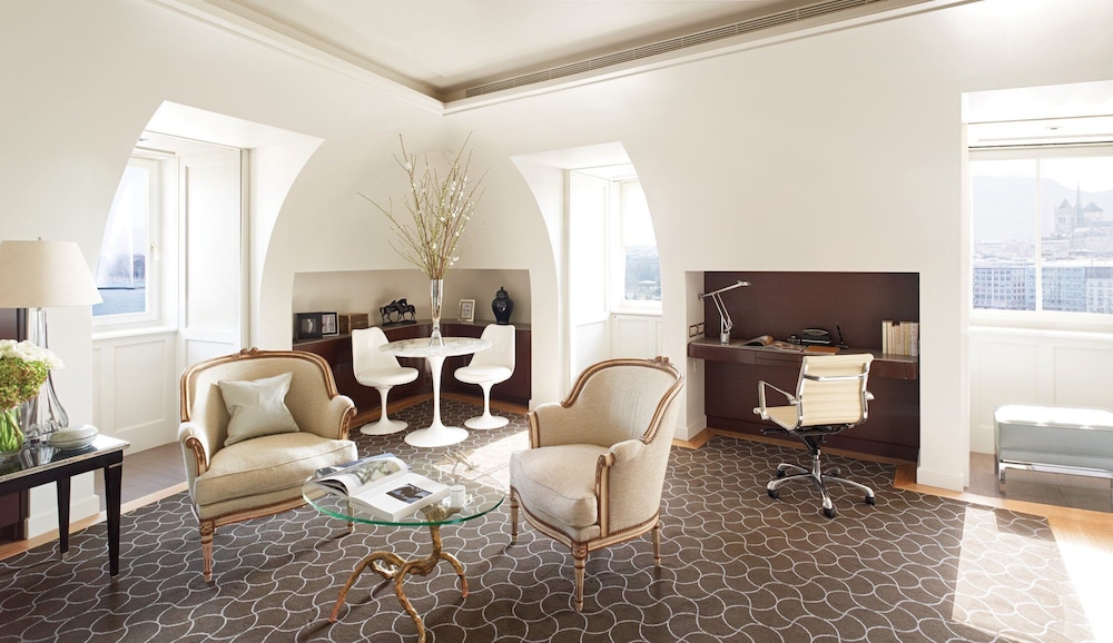Executive Suite with One King Bed (Non Smoking)