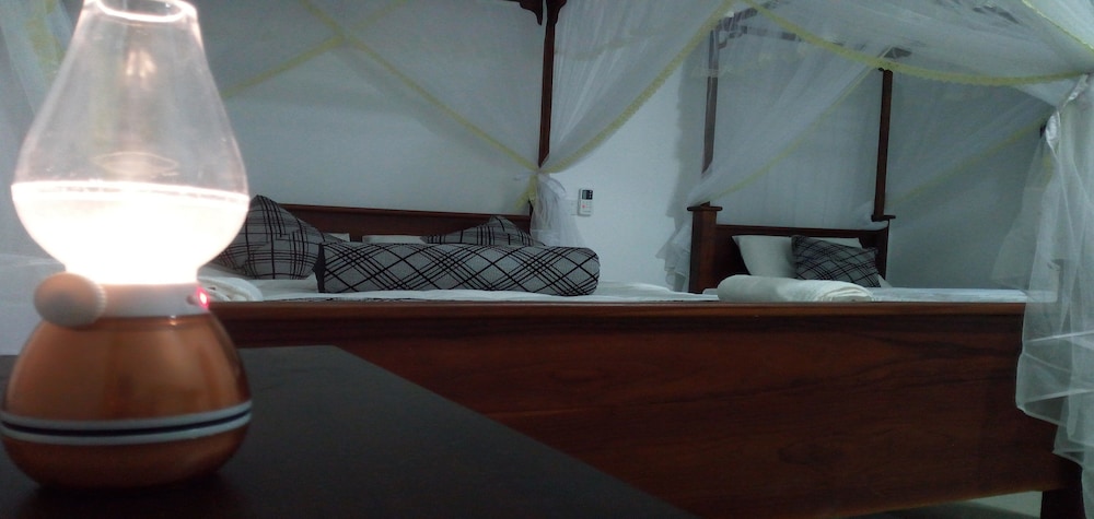 Chambre Triple, salle de bains privée, rez-de-chaussée (with A/C)