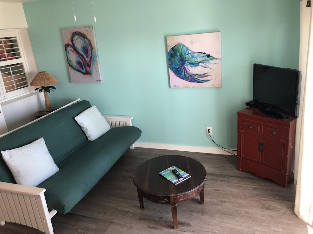 Oceanfront King Suite w/ Kitchen & Private Balcony - Photo 32