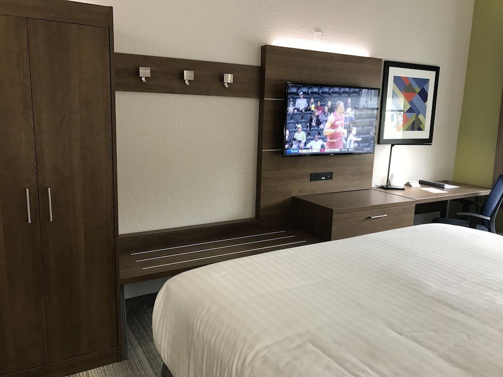Standard Room, 1 King Bed (Walk-In Shower) - Photo 7