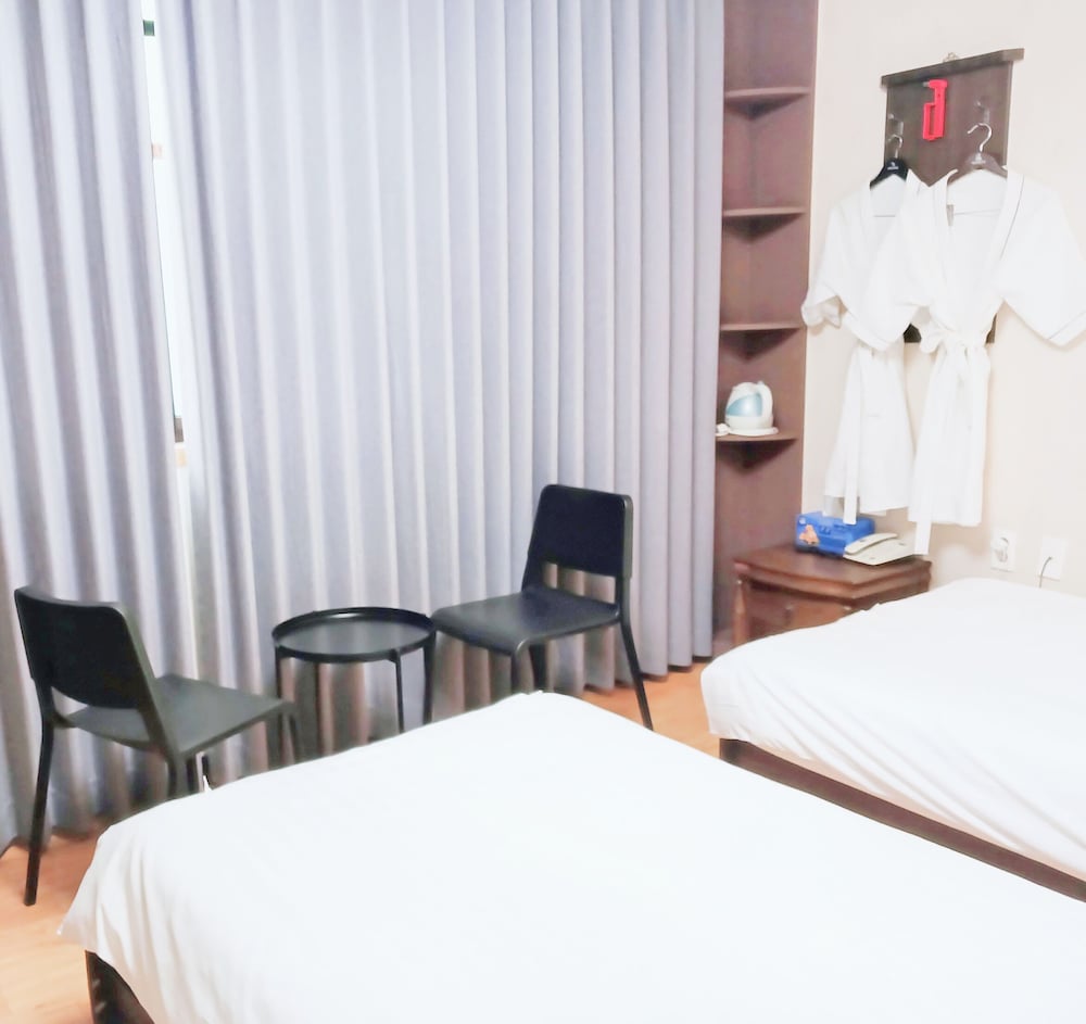 Standard Twin Room, Non Smoking, Mountain View photo 2