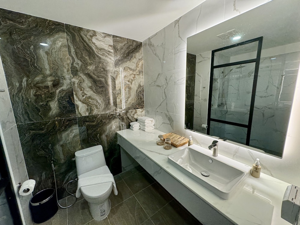 Superior Room, 1 King Bed, Pool View - Photo 4
