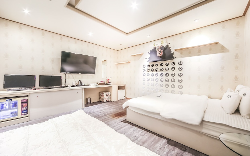 Room (Twin (round bathtub Netflix (account )