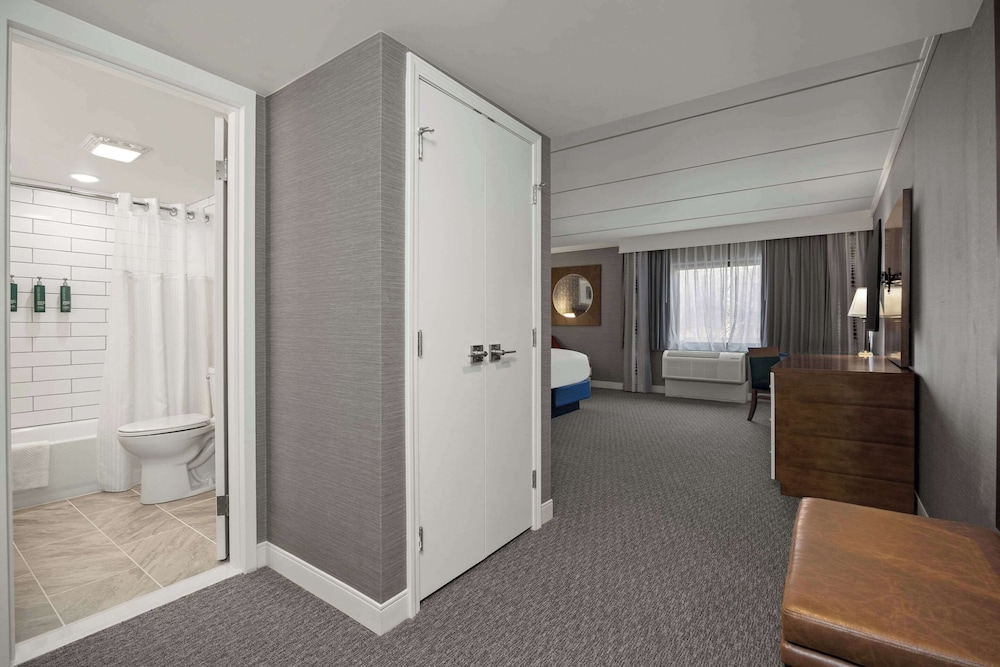 Suite, 1 King Bed, Non Smoking - Photo 1