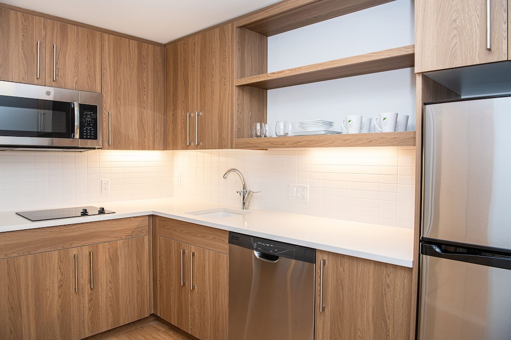 Suite, 1 Bedroom - Photo 9