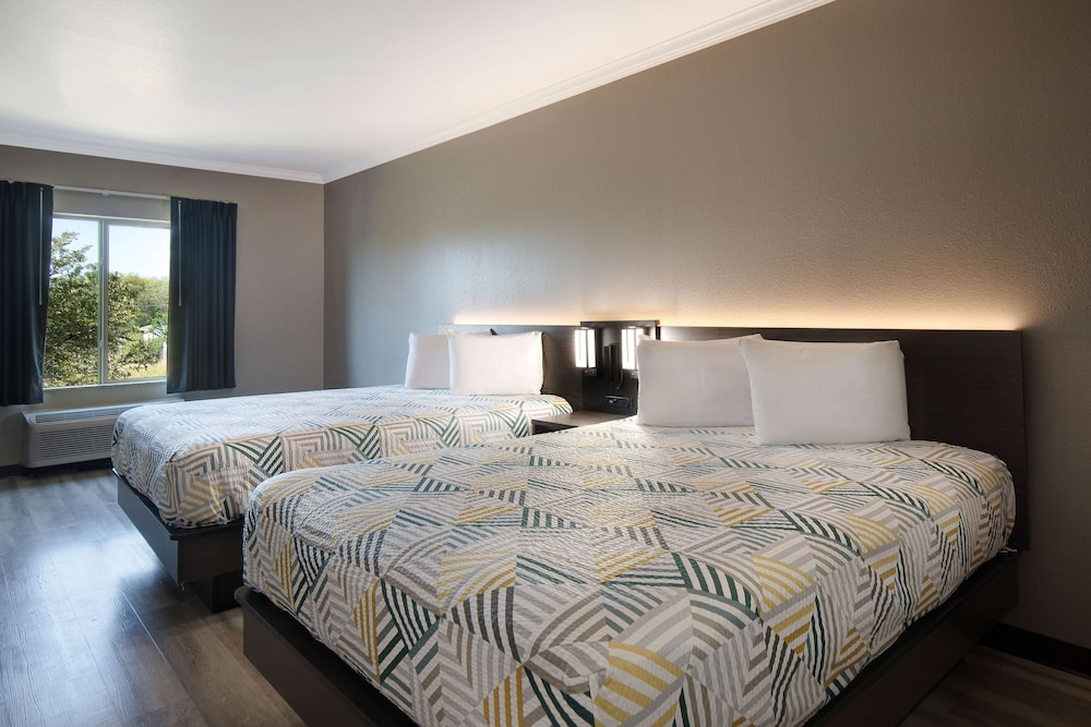 Deluxe Suite, 2 Queen Beds, Non Smoking, Refrigerator & Microwave - Photo 1