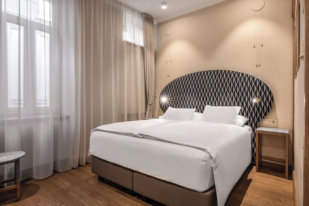 Comfort Room (Superior) - Photo 4