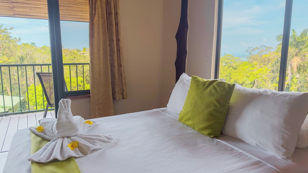 Deluxe Premium with Partial Ocean View photo 2