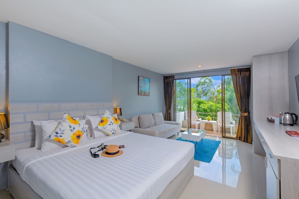Grand Deluxe with Pool View - Photo 2