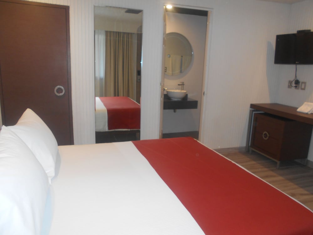 Standard Room, 1 Queen Bed, Ensuite photo 3