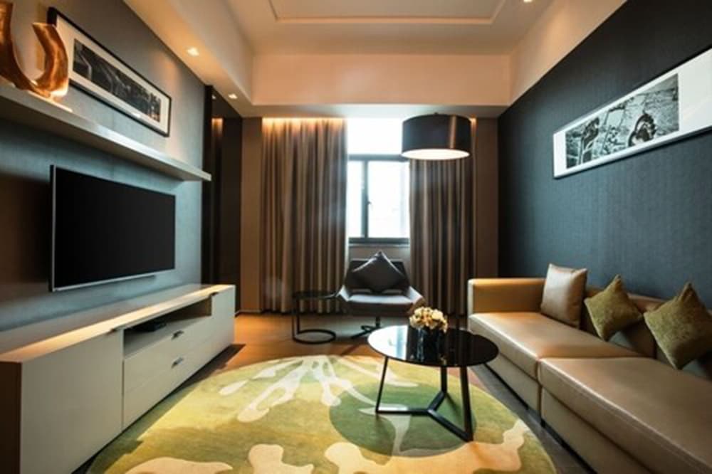 Suite (Queen Bed) photo 2