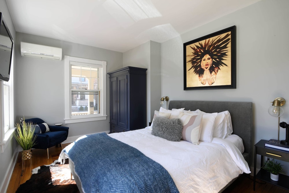 Queen Suite #2 photo 3