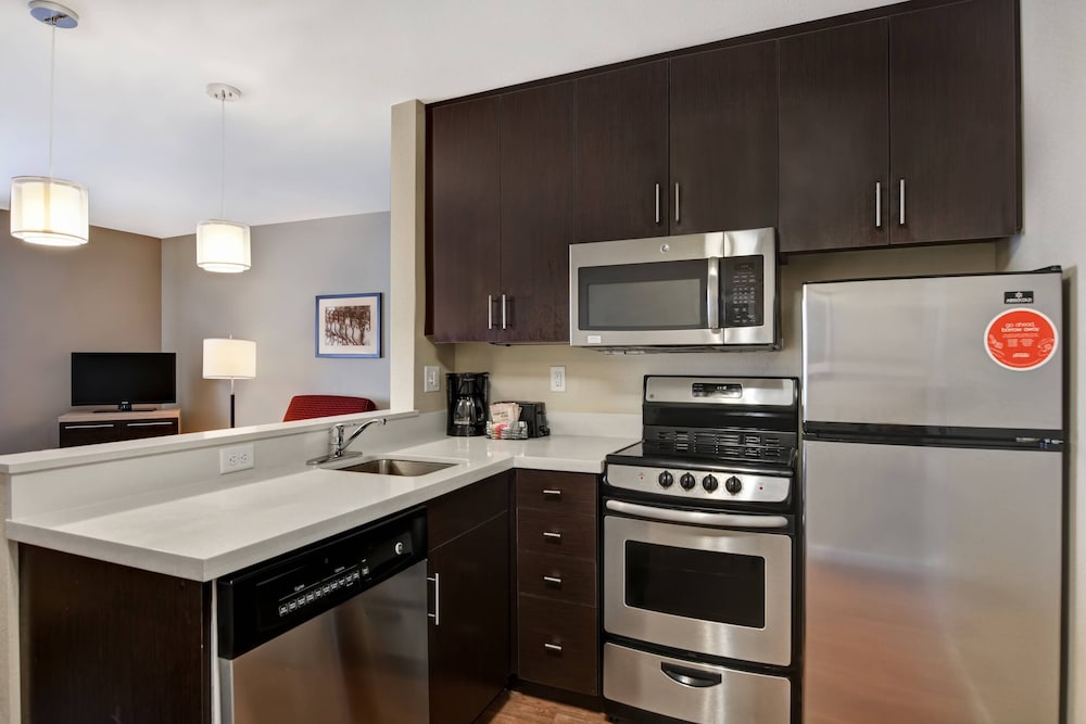 Suite, 2 Bedrooms (Mobility/Hearing Access, Roll-In Shwr)