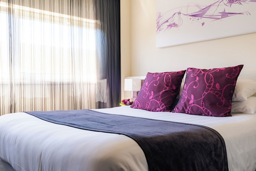 Standard Room, 1 Queen Bed, Non Smoking - Photo 7