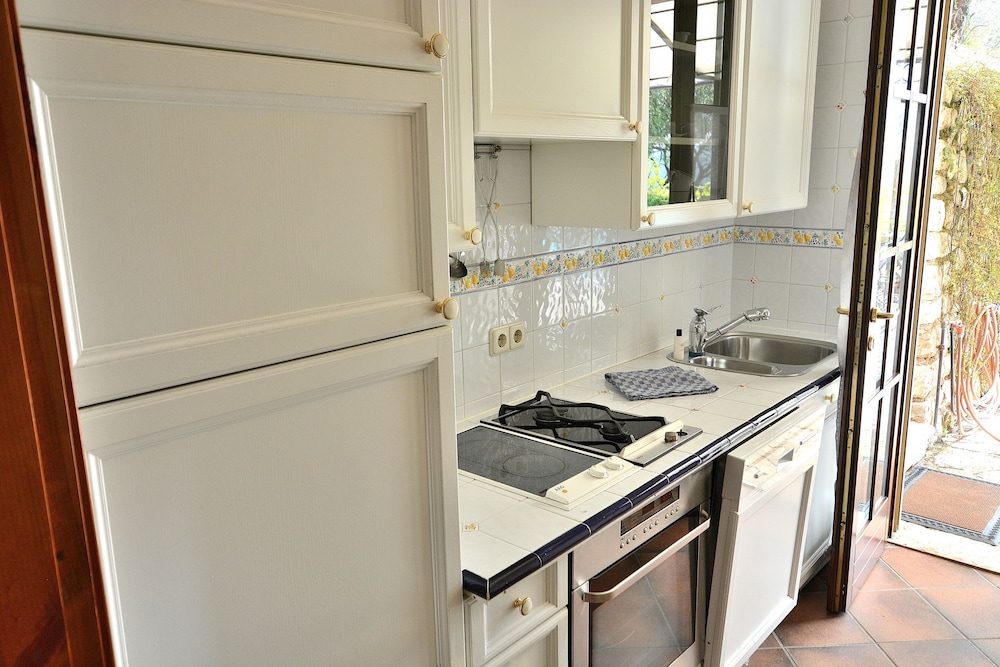 Apartment, 2 Bedrooms, Ground Floor photo 2
