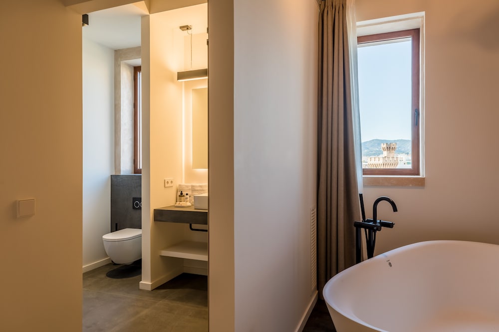 Luxury Studio Suite, Jetted Tub - Photo 7