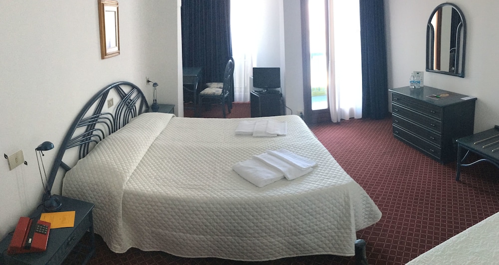 Romantic Room, 1 Queen Bed, Smoking, Lagoon View