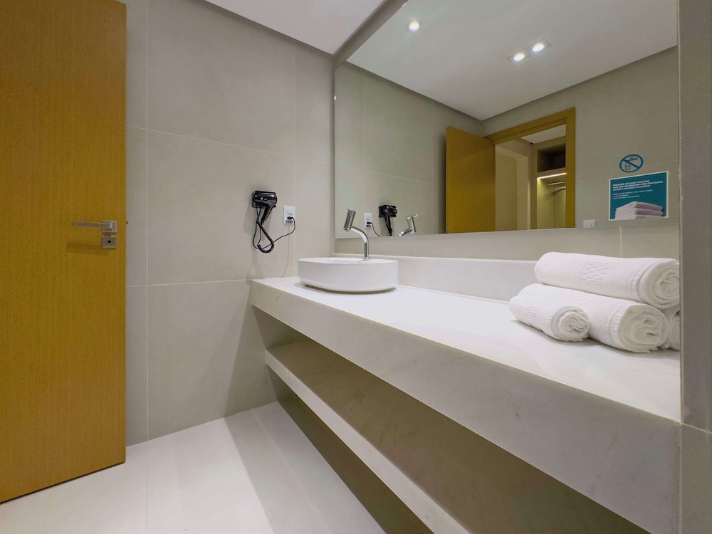 Premier Room, Multiple Beds, Non Smoking thumbnail 5