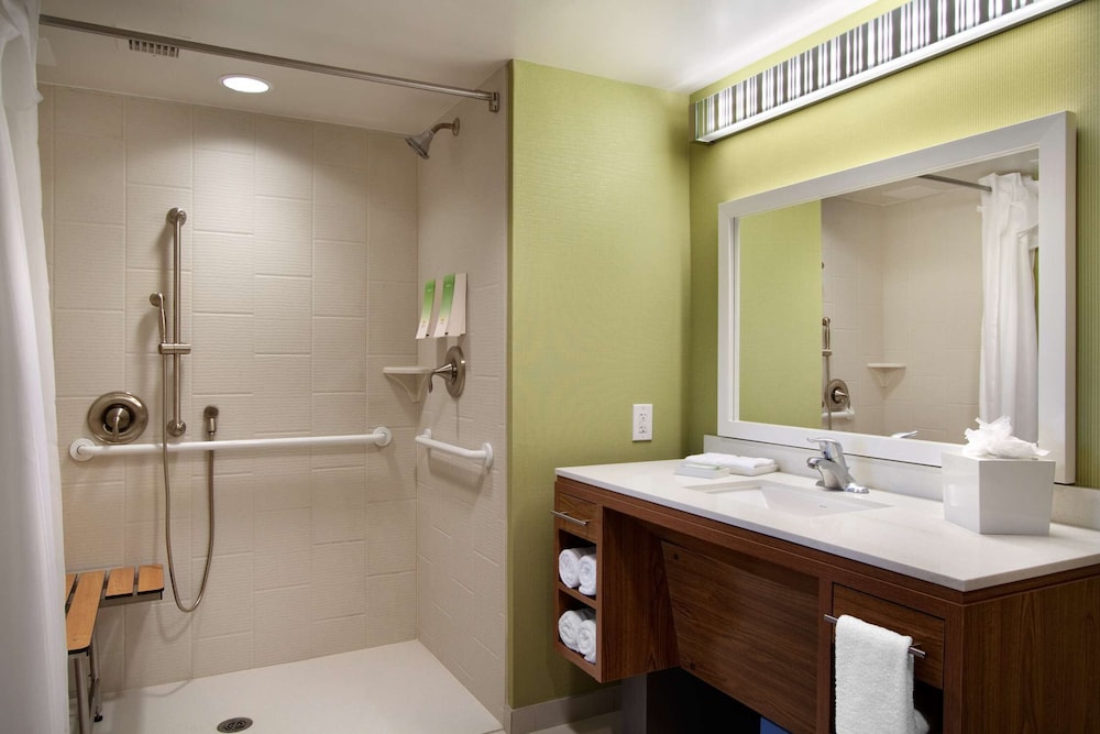 Suite, 1 King Bed, Accessible, Non Smoking (Roll-in Shower) - Photo 3
