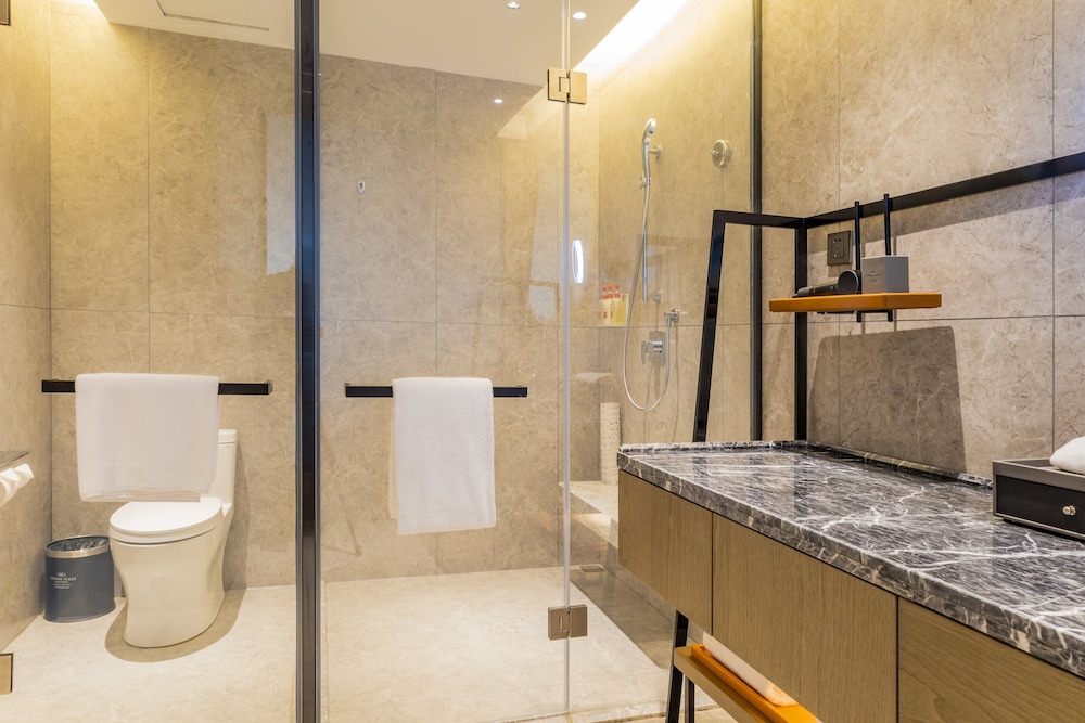 Standard Room, 1 King Bed, Accessible, Club Lounge Access photo 3