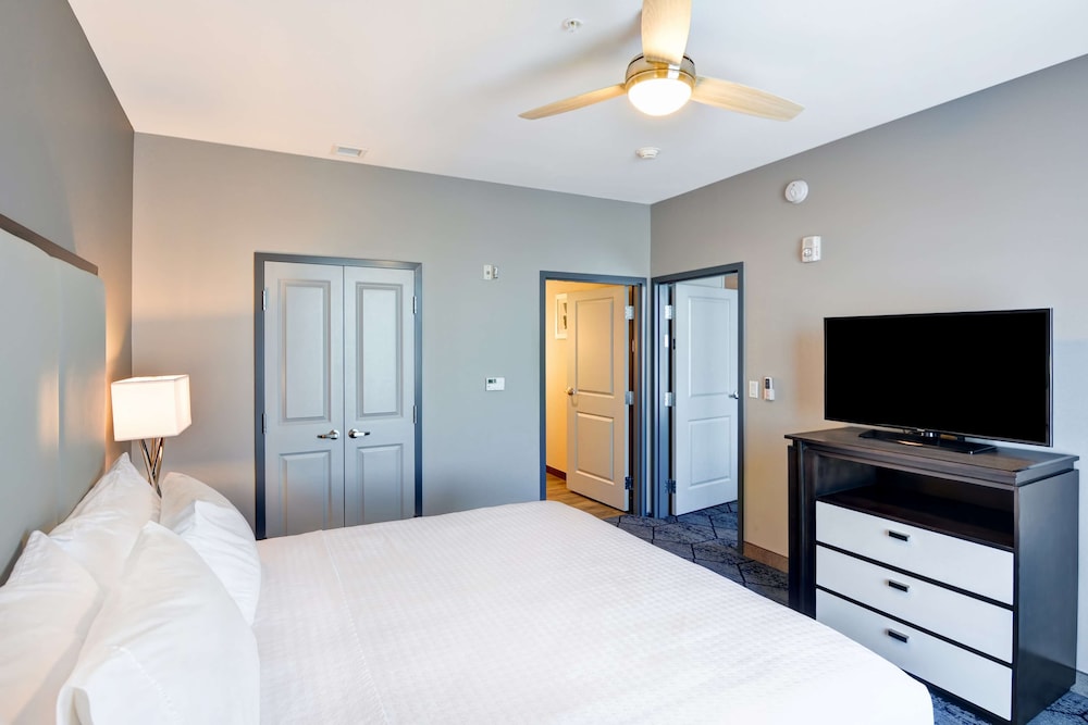 Suite, 1 King Bed, Accessible, Bathtub photo 1