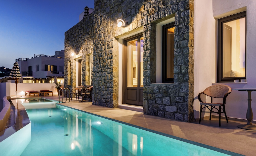 Superior Studio Suite, Poolside - Photo 3