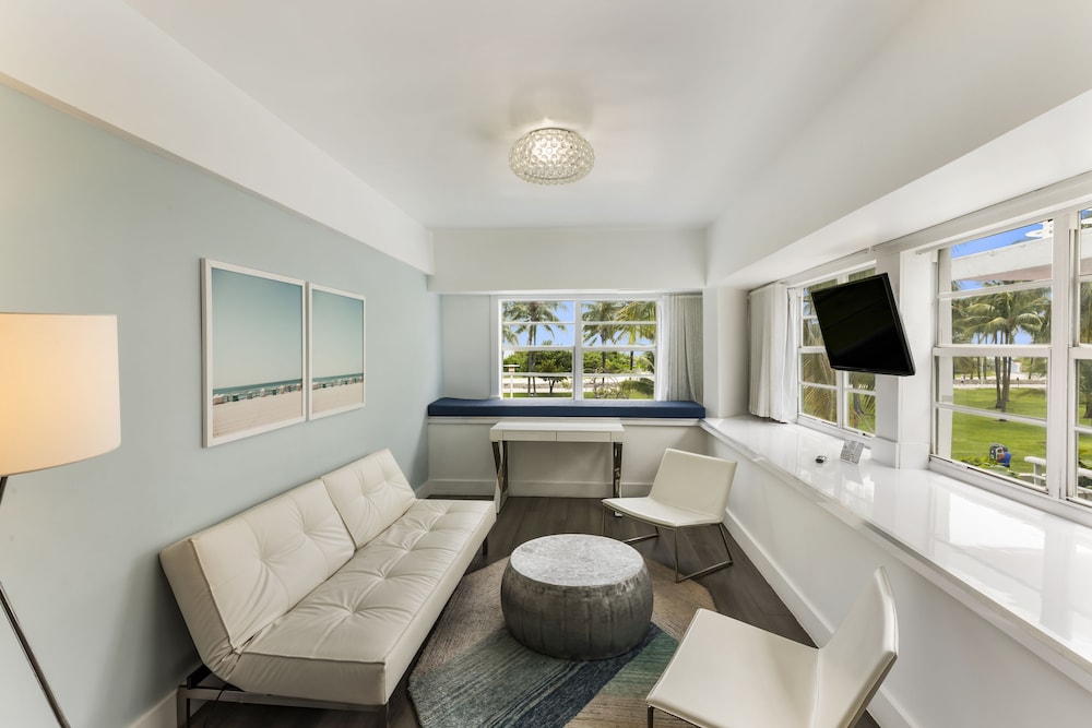 Ocean Corner Suite 1 King Bed