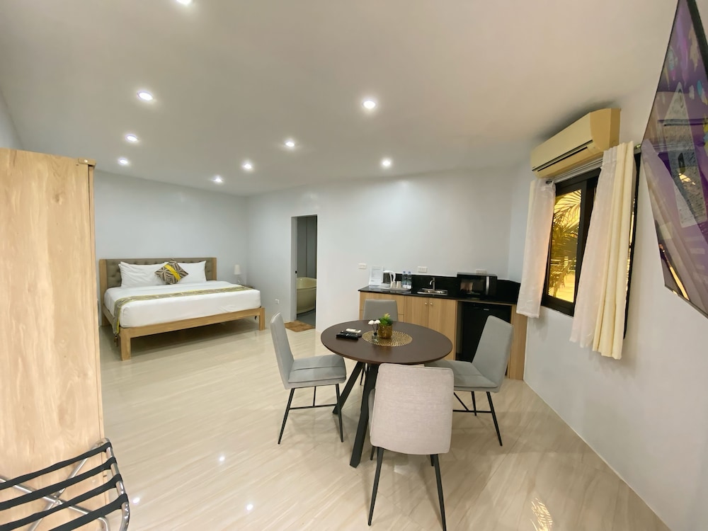 Luxury Studio Suite, 1 King Bed photo 2