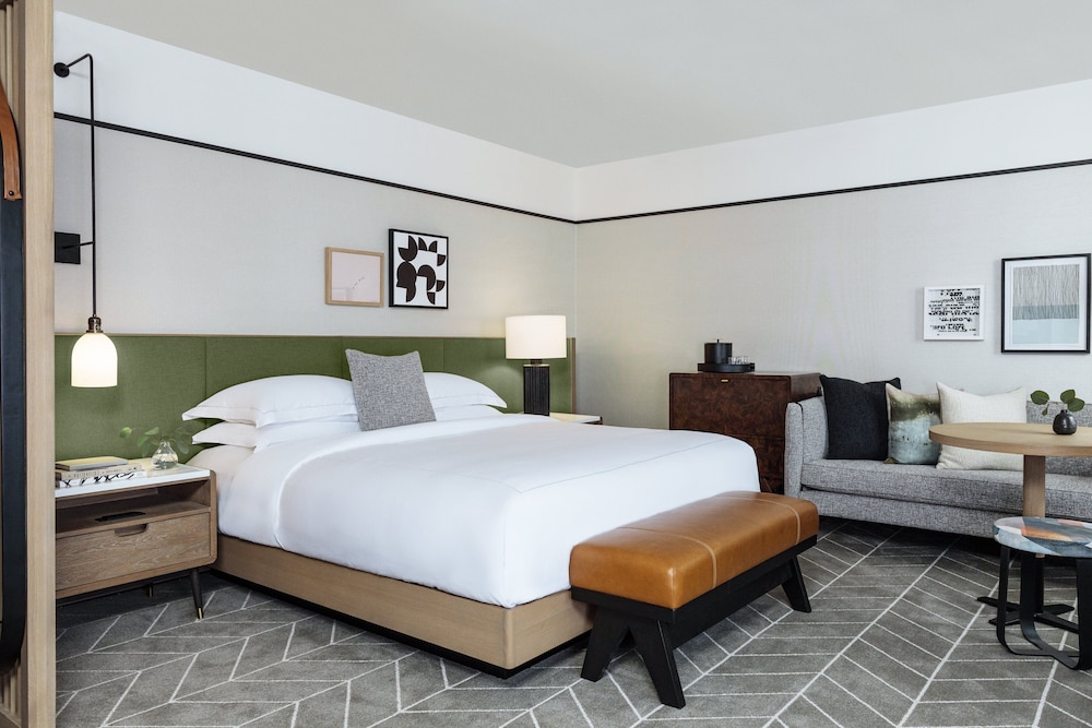 Premium Room, 1 King Bed, Accessible (Communications) - Photo 1