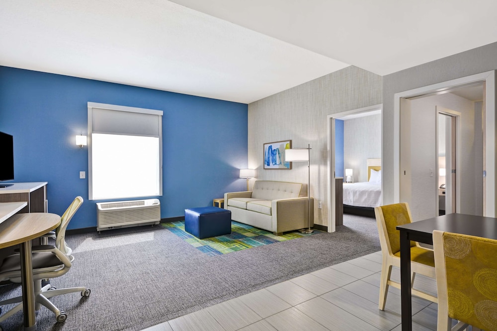 Suite, 1 King Bed, Accessible, Bathtub