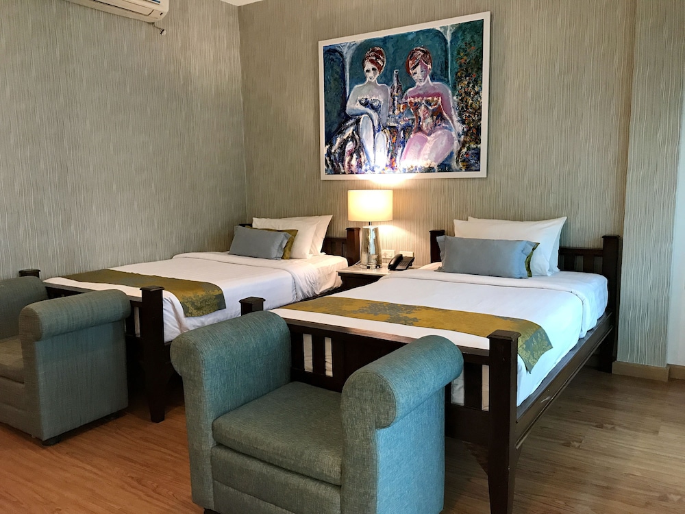 Premium Deluxe 1 King, City View with Balcony - Photo 5