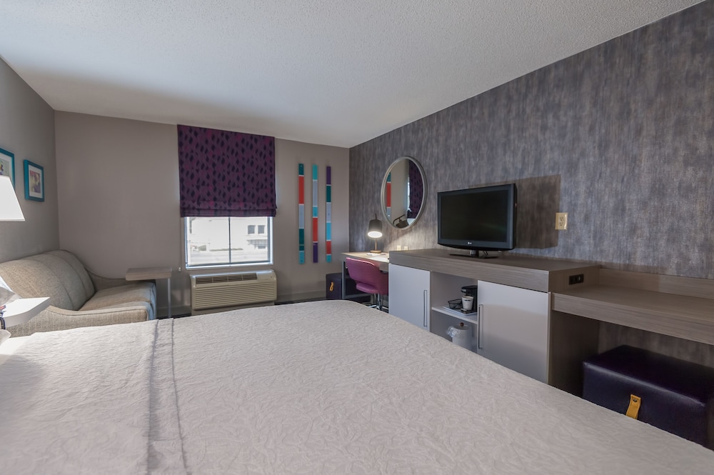Room, 1 King Bed, Corner - Photo 4