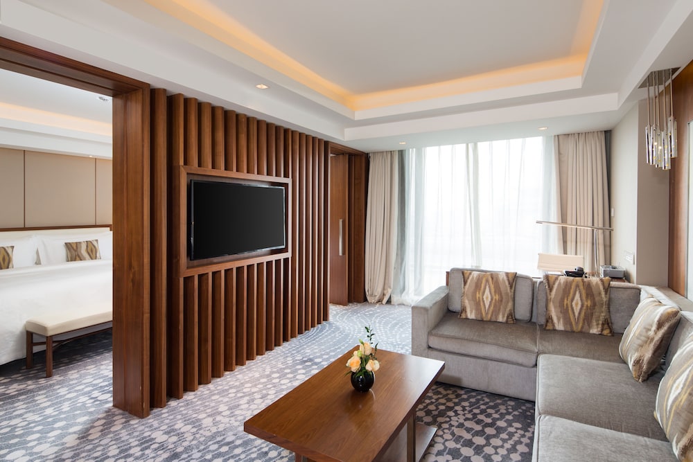 Club Suite, 1 Bedroom, Accessible, Club Lounge Access - Photo 1