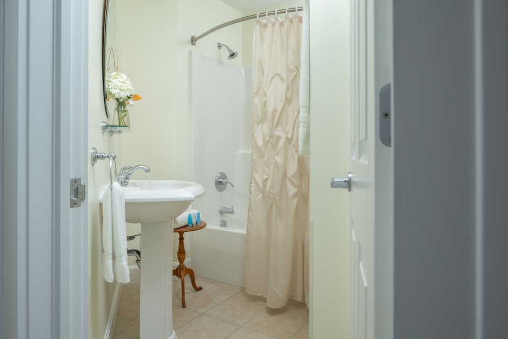 Belgian Suite, King Bed, Private Bathroom photo 3