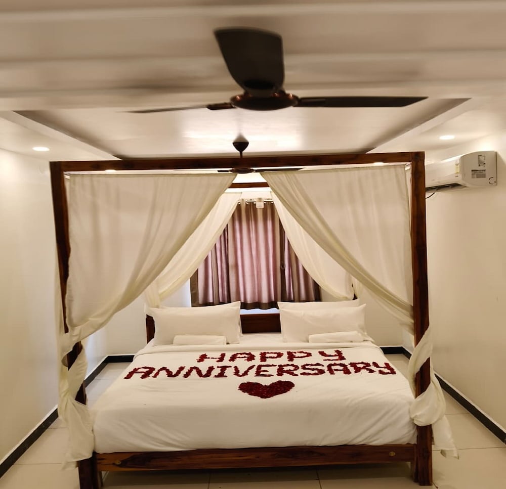 Honeymoon Room photo 3