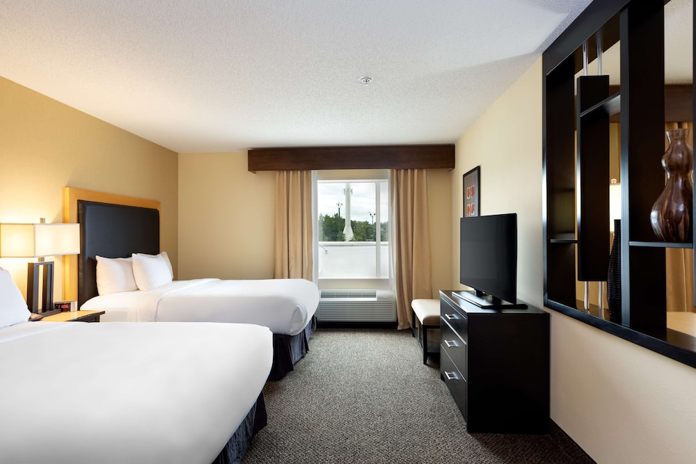 Suite, 2 Queen Beds, Accessible