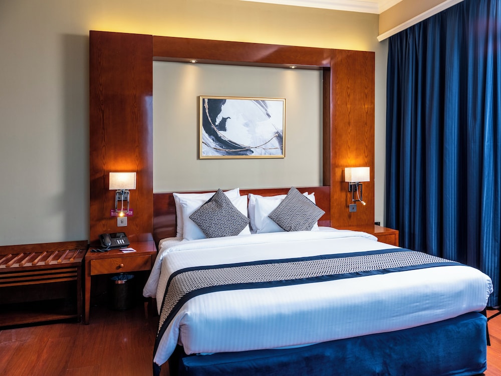 Executive Suite - Photo 4