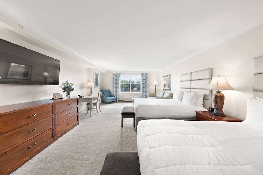 Suite Sized Double Queen Balcony Rehoboth Avenue with Tub