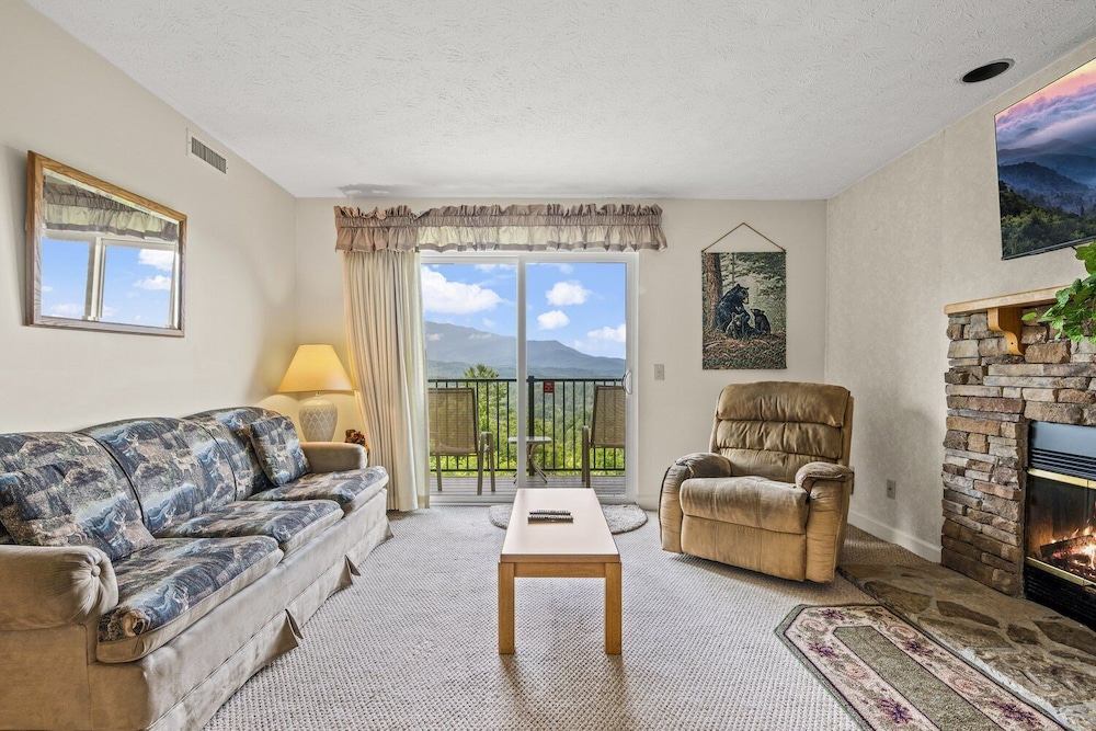 Bear Paw Peaks | Sleeps 4 Private Balcony Heated Pool photo 1