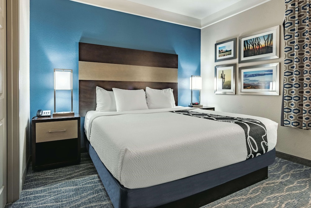Deluxe Room, 1 King Bed, Non Smoking - Photo 1