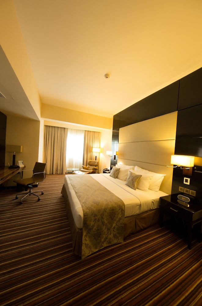 Suite, 1 King Bed, Non Smoking - Photo 2